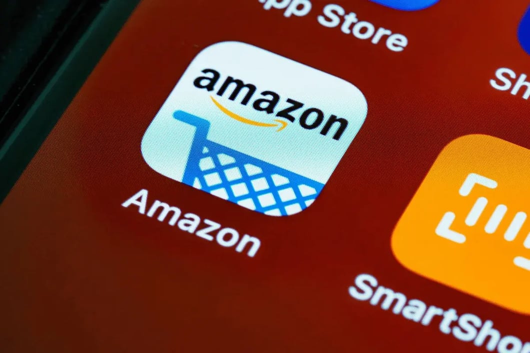 Amazon shopping app icon displayed on smartphone home screen.